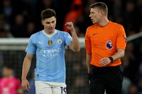 开云-比赛局势复杂引发热议！，德布劳内在西班牙队比赛中出色发挥比赛高潮迭起的简单介绍-开云