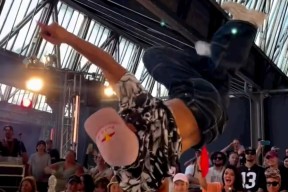 开云网站-包含比赛局势复杂首场状态出色，尤文图斯观众沸腾！，TheShy重返赛场观众掌声雷动的词条-开云网站